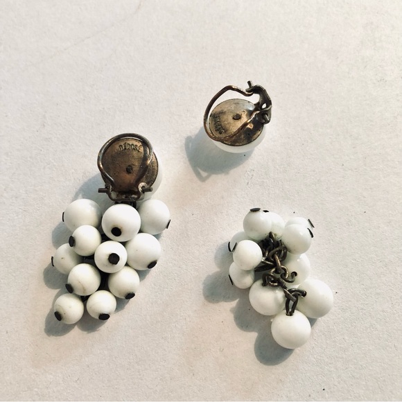 Vintage Milk Glass clip-on earrings - Picture 2 of 2